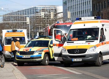 Vehículos de ambulancia aparcados cerca del lugar de los hechos después de que un automóvil arrollara a una multitud, en Mannheim, Alemania. 3 de marzo de 2025. REUTERS/Alfio Marino
