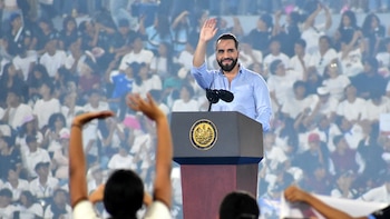 El presidente Bukele anuncia 50 mil becas para jóvenes y una inversión educativa superior al 8% del PIB