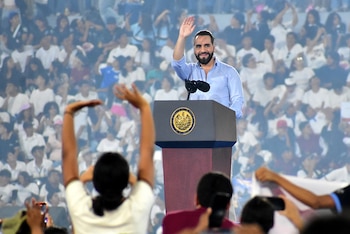 Nayib Bukele, presidente de El Salvador anuncia 50 mil becas para estudiantes en 2026