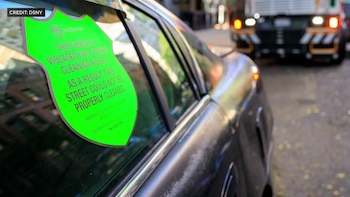 Nueva York reinstaló las “pegatinas de la vergüenza” para los autos que incumplen el estacionamiento alterno y bloquean la limpieza de las calles