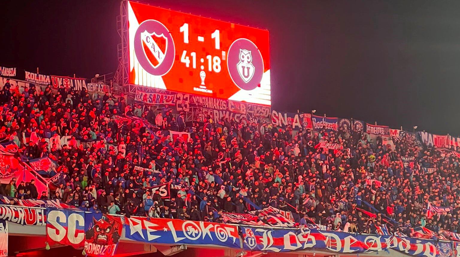 Los visitantes provocaron destrozos, arrojaron bombas de estruendo y proyectiles a las bandejas inferiores