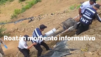 Doce personas se encontraban trabajando en la construcción cuando ocurrió el derrumbe. (FOTO: Roatán Informativo)
