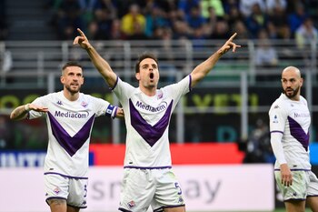 Giacomo Bonaventura de la Fiorentina celebra tras anotar el segundo gol de su equipo en el triunfo en la Serie A ante el Inter de Milan el sábado 1 de abril del 2023. (Massimo Paolone/LaPresse via AP)