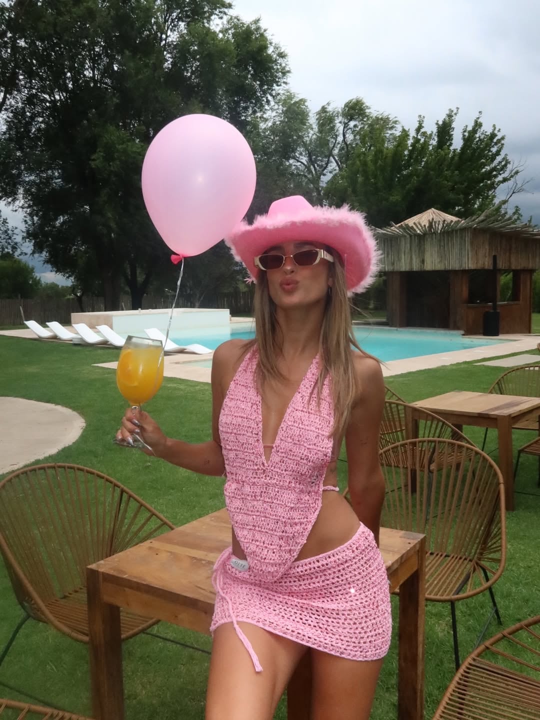 Para la pool party eligió un look total pink con inspiración cowboy
