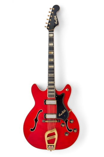 El instrumento, fabricado en Suecia, destaca por su singular diseño eléctrico y por haber sido el único ejemplar usado por Presley en televisión (EFE/ Sotheby's)