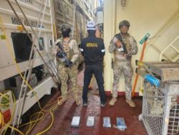 Contenedor intervenido en zona portuaria ocultaba paquetes ilícitos en su sistema de refrigeración. Tomada del Senam