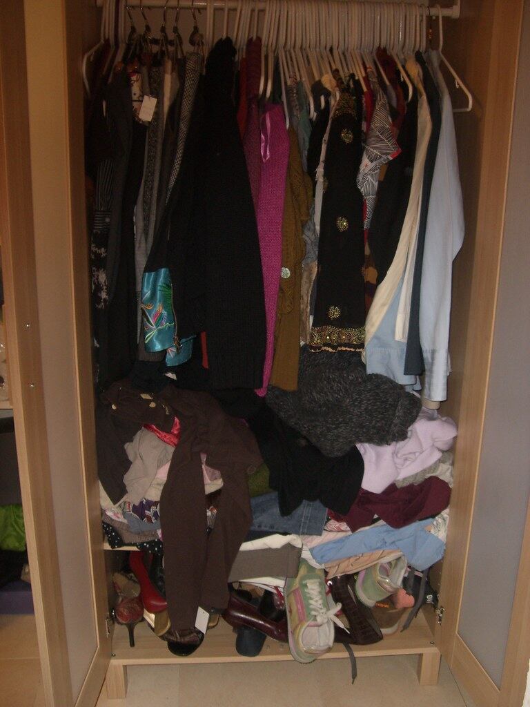 Armario lleno de ropa (Flickr)