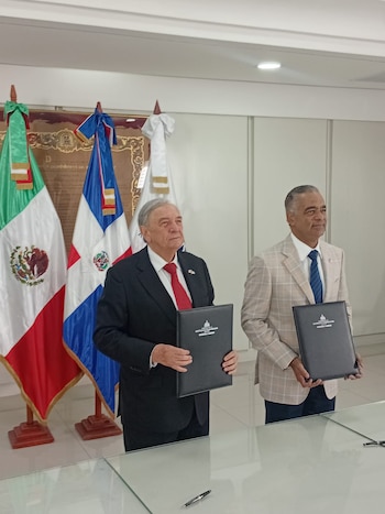 Firma oficial del acuerdo entre autoridades dominicanas y mexicanas para fortalecer la investigación y el desarrollo energético (Cortesía @EmbamexREPDOM).