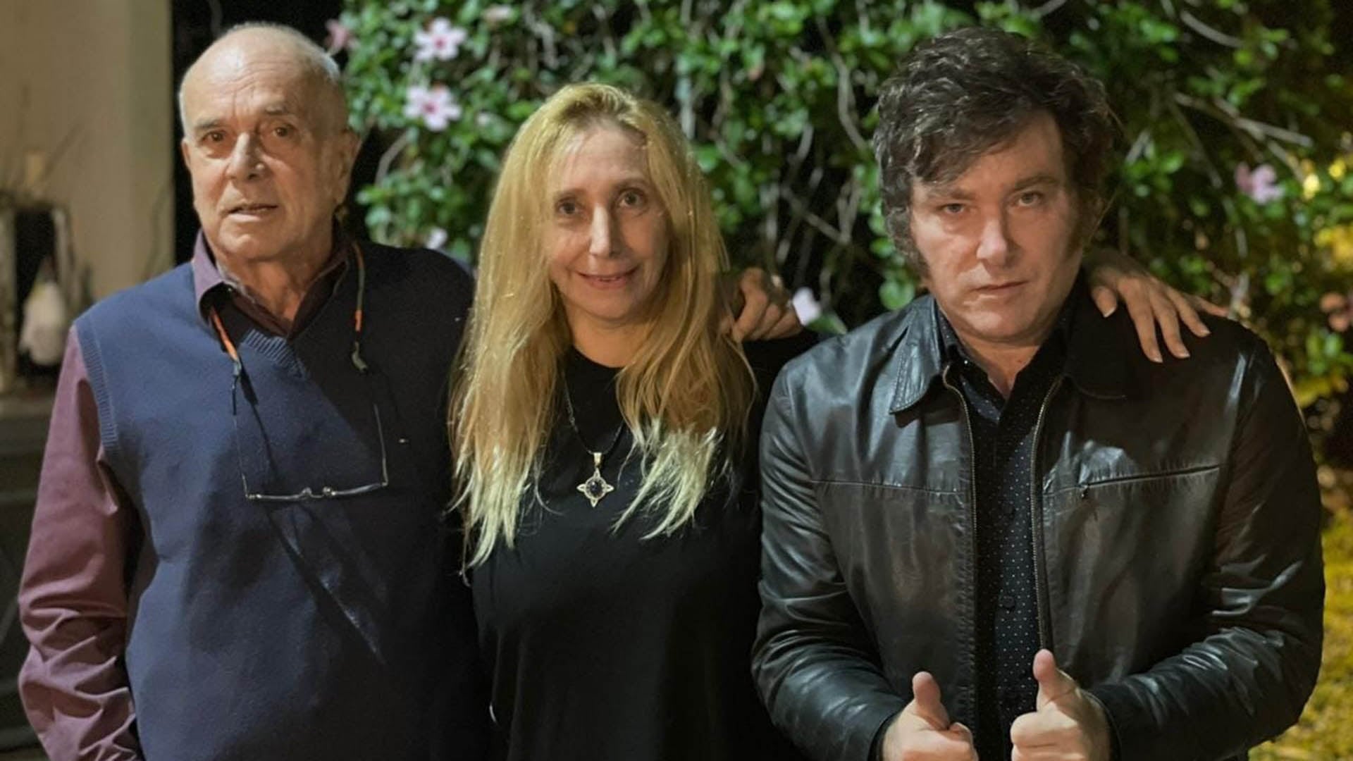 El economista Carlos Rodríguez junto a Javier y Karina Milei
