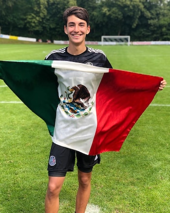 Por su nacimiento en México,