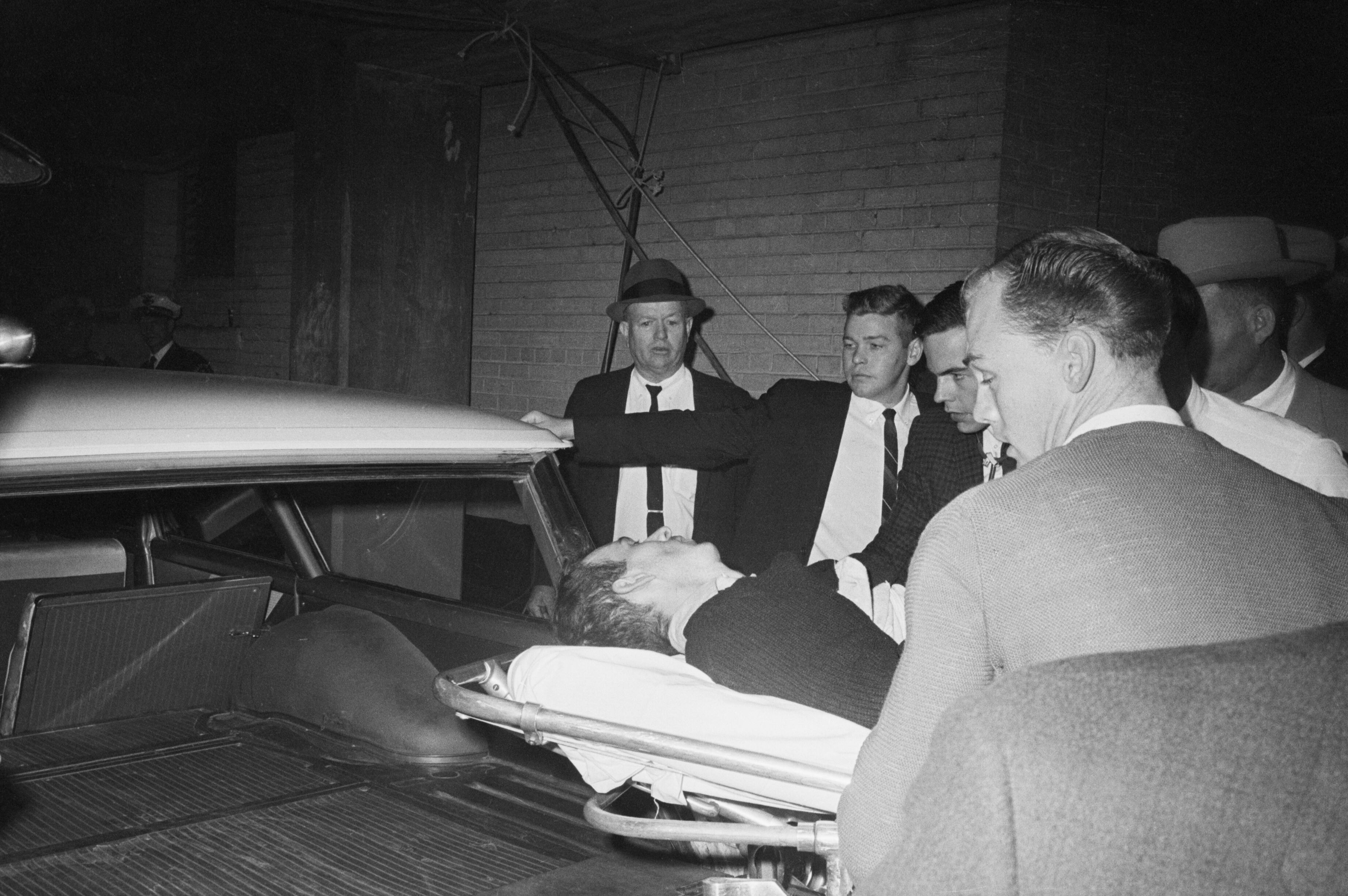 Lee Harvey Oswald es trasladado tras ser atacado por Jack Ruby