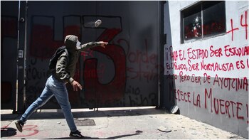 Normalistas culminan jornada de protestas