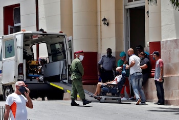 Un paciente es subido a una ambulancia en La Habana (Cuba), en una fotografía de archivo. EFE/Ernesto Mastrascusa