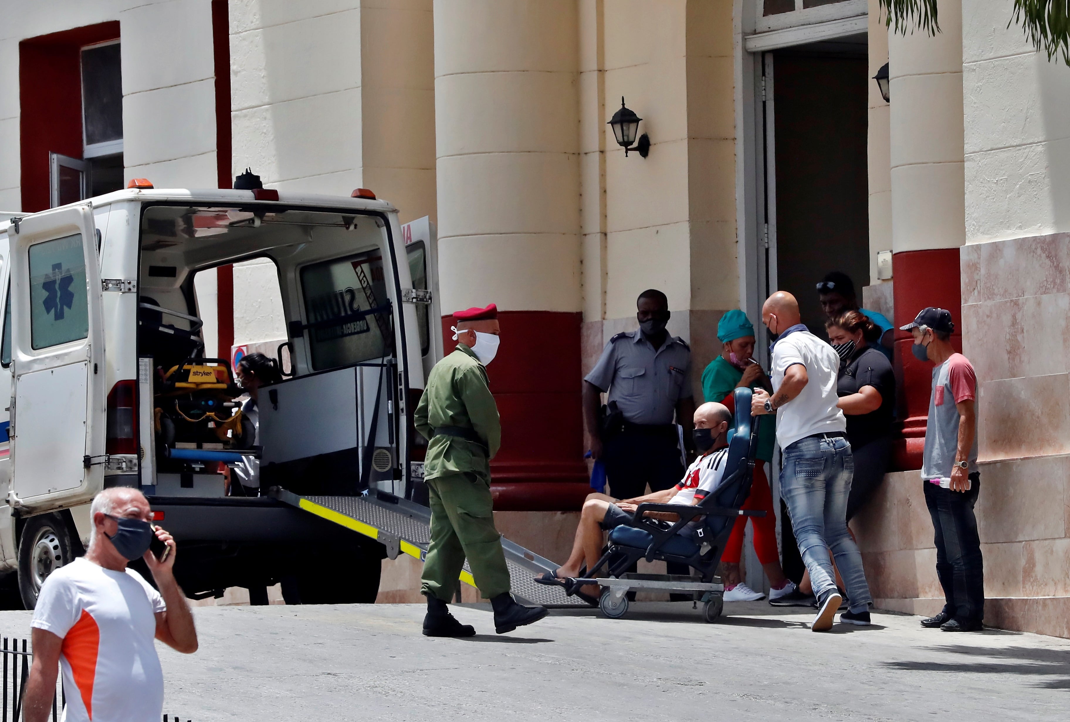 Un paciente es subido a una ambulancia en La Habana (Cuba), en una fotografía de archivo. EFE/Ernesto Mastrascusa