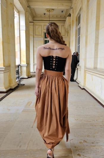 La frase que llevó Juvinao tatuada en su espalda resume su idea de política - crédito @cathy_juvinao/IG