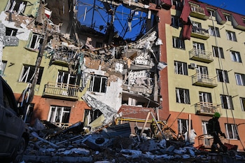 El ataque nocturno en Odesa dejó un bloque de apartamentos gravemente dañado, obligando a rescatistas a salvar a cuatro personas atrapadas bajo los escombros. (AP/Michael Shtekel)