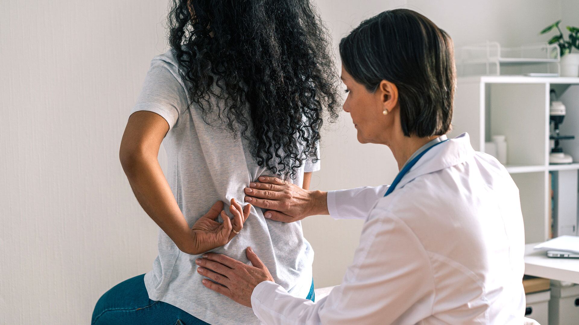 Una mujer con lumbalgia en la consulta del médico. (Getty)