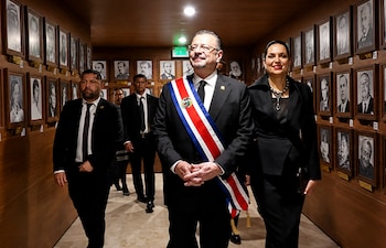 Mandatario asistió acompañado de la primera dama, Signe Zeikate. Cortesía: Transmisión Presidencia de la República