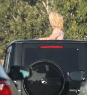 Britney Spears sacó la mitad de su cuerpo del auto mientras avanzaba por una autopista. (X17online.com)