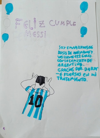 El regalo de Emma a Messi: "Soy Emma, llevo 566 dosis de hormonas y vos llevas 122 goles con la camiseta de Argentina. Gracias por darme fuerzas en mi tratamiento", escribió