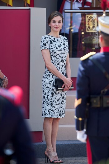 En 2017, durante el desfile que se celebró en Guadalajara, la reina Letizia llamó la atención al elegir un diseño de Carolina Herrera. Se trataba de un vestido blanco y negro con cuello a la caja y manga corta que caía por debajo de las rodillas. La prenda, confeccionada en tela brocada, presentaba un delicado patrón floral. Completó su estilismo con una cartera negra y sandalias de tiras en negro y transparente, también de la casa Herrera.