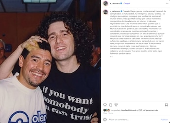 Captura de pantalla de una publicación de Instagram con una fotografía de Andrés Calamaro y Diego Maradona sonriendo juntos