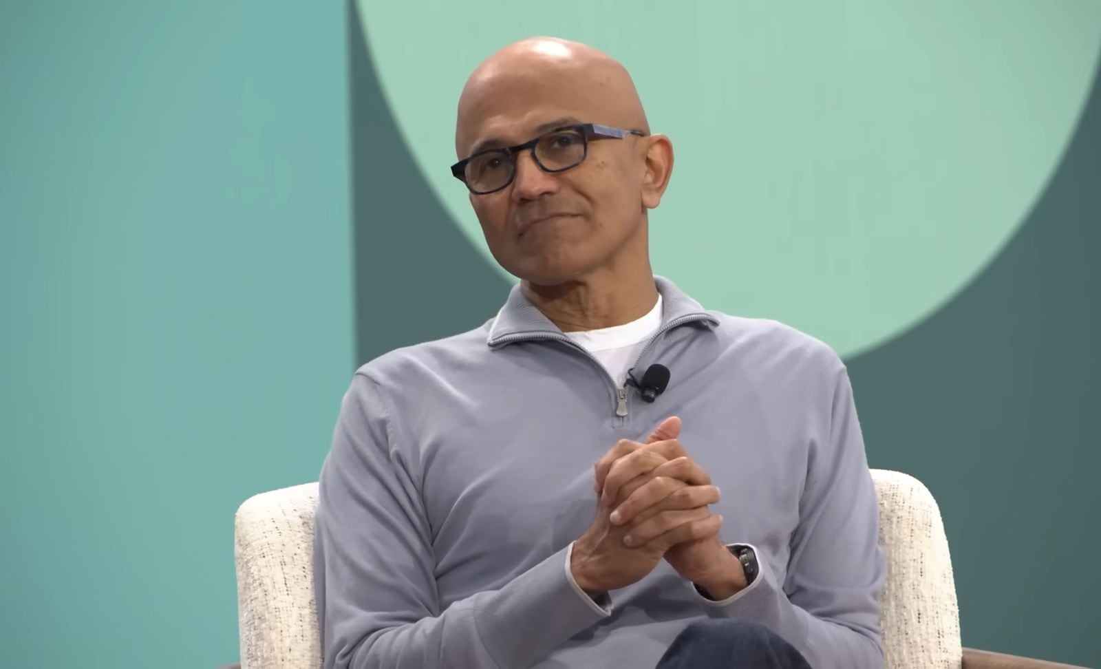 Satya Nadella cuenta con una importante cantidad de acciones ordinarias de Microsoft. (Captura de video: YouTube - Y Combinator)