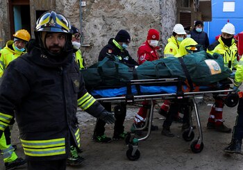 Rescate de una víctima en Ravanusa (Reuters)
