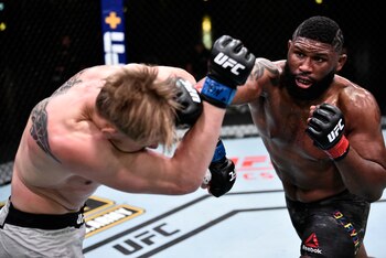 Curtis Blaydes ataca al ruso