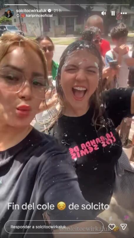 Sol también vivió el ritual de tener una fiesta de fin de curso, donde la espuma fue una protagonista indiscutida
