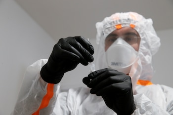 Un médico trabaja en un