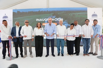 La nueva carretera facilita el desplazamiento de más de 30 mil personas y optimiza el transporte de arroz, principal cultivo de la zona. (Foto: Presidencia de la República Dominicana)