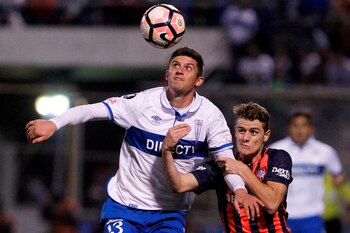 En la imagen un registro del defensa chileno Benjamín Kuscevic (i), al actuar para la Universidad Católica de Chile y quien fue anunciado este miércoles como nuevo refuerzo del Palmeiras de Brasil. EFE/Mario Ruiz/Archivo