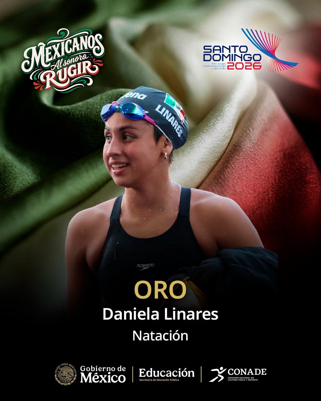 La nadadora mexicana Daniela Linares posa con su indumentaria de competencia mientras se indica su medalla de oro en natación para los Juegos Centroamericanos y del Caribe Santo Domingo 2026. (X / CONADE )