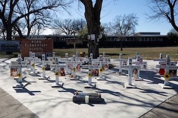 Cruces conmemorativas fueron colocadas frente a la Escuela Primaria Robb tras el tiroteo perpetrado por un atacante de 18 años que portaba una pistola y un rifle AR-15 (REUTERS/Kaylee Greenlee Beal).