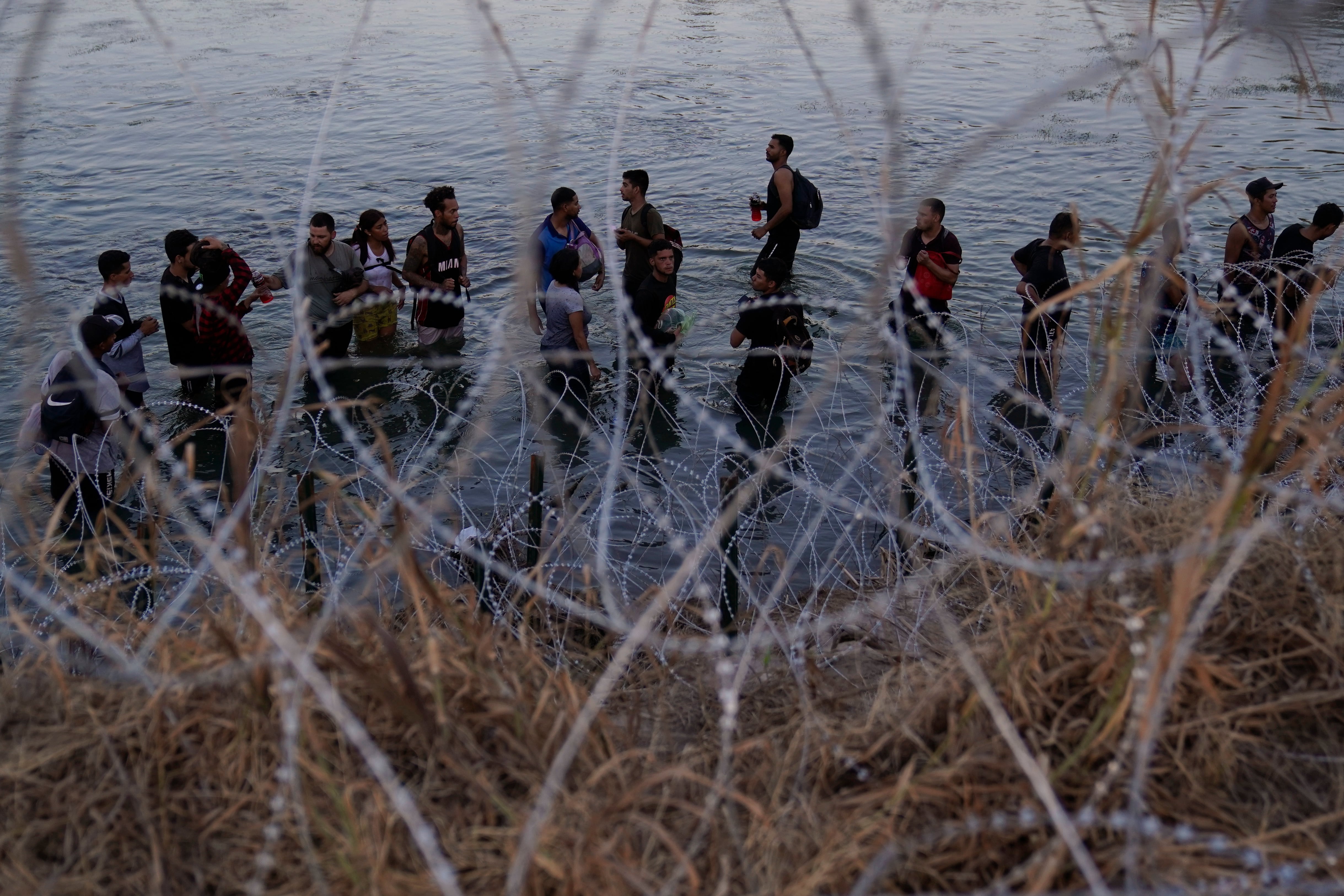 Migrantes tratando de cruzar la frontera entre México y EEUU, en Eagle Pass, Texas, el 23 de septiembre de 2023. (AP Foto/Eric Gay, Archivo)