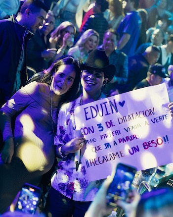 La mujer, quien sostenía un