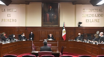 Fotografía cedida hoy cortesía de la Suprema Corte de Justicia de la Nación (SCJN), donde se observa a su presidente Arturo Zaldívar (c) durante el inicio de sesiones en Ciudad de México (México). EFE/ Suprema Corte de Justicia de la Nación /SOLO USO EDITORIAL/SOLO DISPONIBLE PARA ILUSTRAR LA NOTICIA QUE ACOMPÁÑA(CRÉDITO OBLIGATORIO)