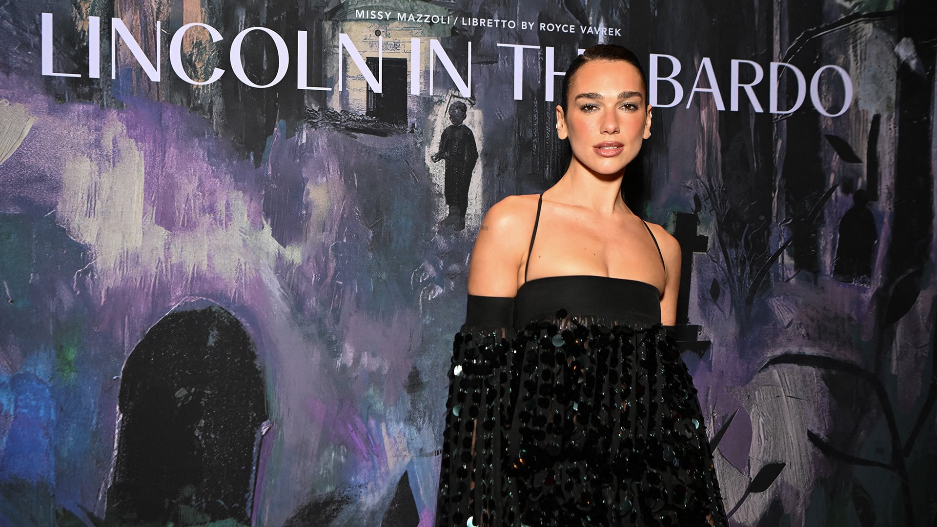 Dua Lipa asistió a la premiere de Lincoln in the Bardo en la Metropolitan Opera de Nueva York con un vestido negro de lentejuelas (AFP)