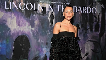 Dua Lipa asistió a la premiere de Lincoln in the Bardo en la Metropolitan Opera de Nueva York con un vestido negro de lentejuelas (AFP)