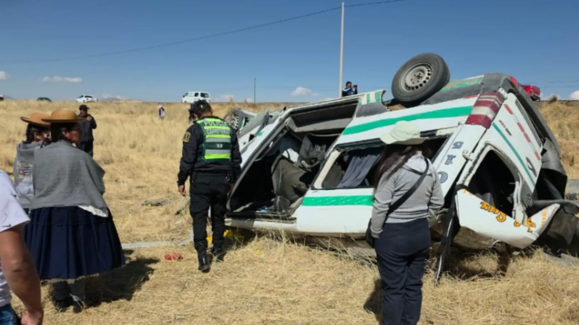 Agentes policiales y pobladores acuden al lugar del choque de dos minivanes en la vía Azángaro-Juliaca, en Puno, que dejó cuatro fallecidos y 15 heridos. (Foto: Agencia Andina)