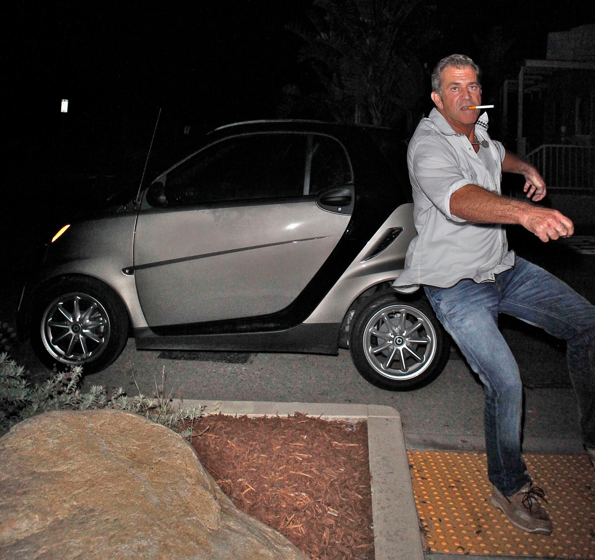 Gibson explicó a Isaacs que estaba muy borracho y tratando de provocar al oficial durante su arresto antisemita (The Grosby Group )