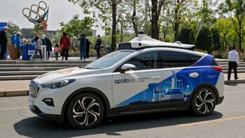 Robotaxi en operación en una ciudad con pasajeros a bordo