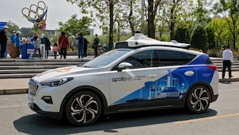 Uber y Lyft probarán robotaxis