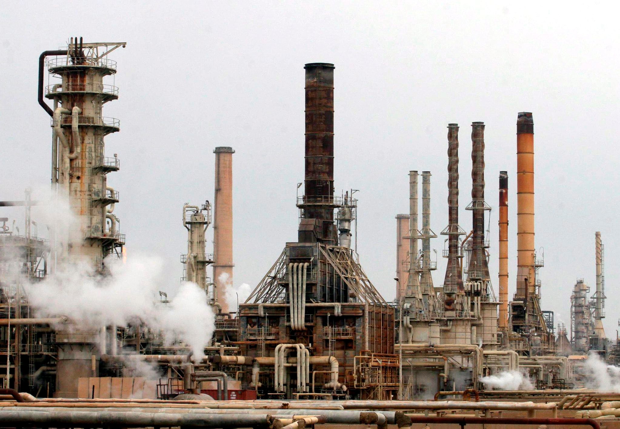El Brent terminó en USD 103,87 por barril y el WTI cerró en USD 100,30 tras una tercera caída consecutiva del crudo europeo. (EFE/str)