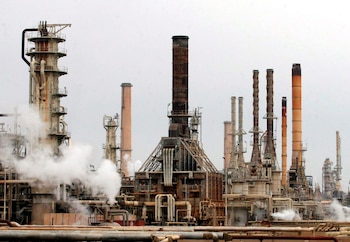 El Brent terminó en USD 103,87 por barril y el WTI cerró en USD 100,30 tras una tercera caída consecutiva del crudo europeo. (EFE/str)