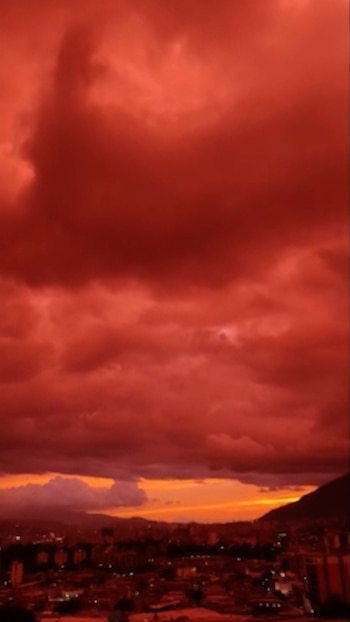 El cielo venezolano se tiñó de un rojo intenso al atardecer sobre Caracas