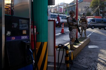 Militares hacen guardia en una
