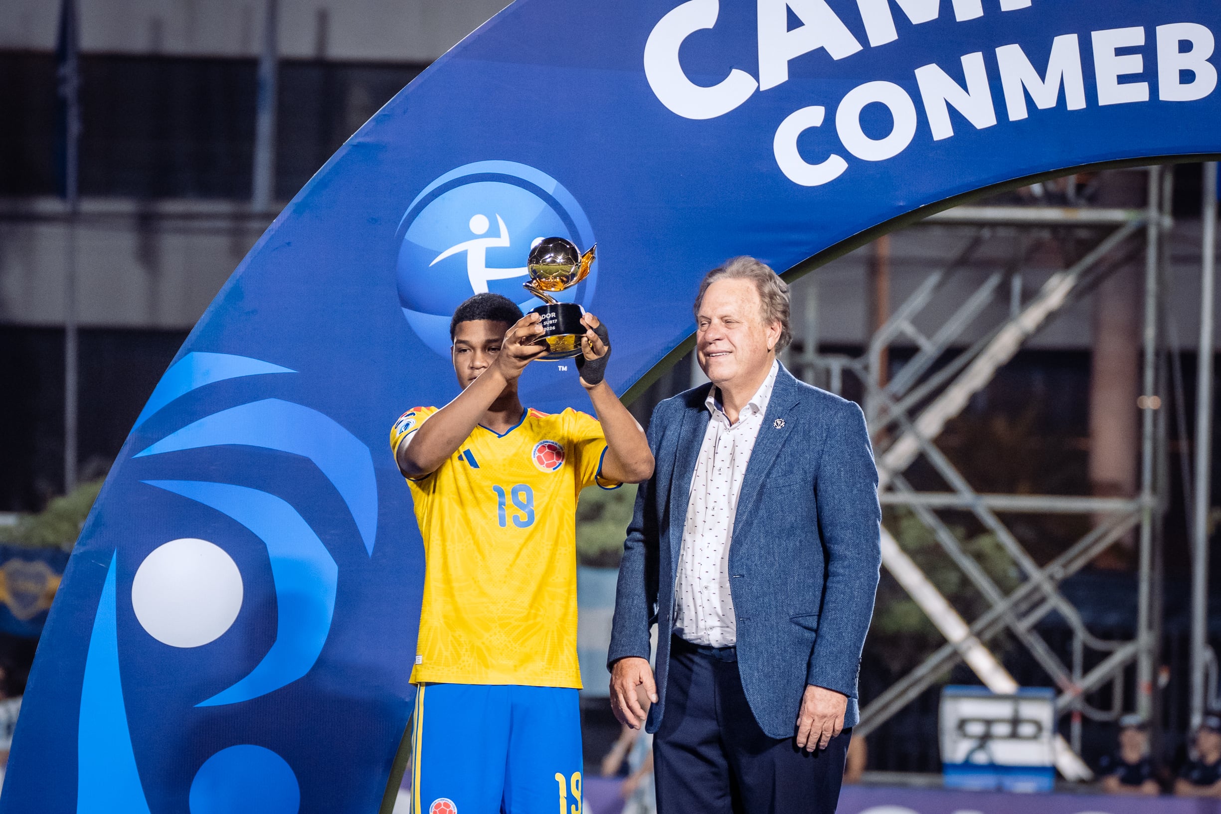 Entre sus logros durante el 2026, José Escorica recibió de las manos de Ramón Jesurún el trofeo que lo distingue como el máximo goleador del Suramericano 2026 - crédito Conmebol