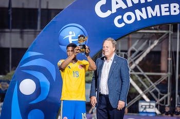 José Escorica recibió de las manos de Ramón Jesurún el trofeo que lo distingue como el máximo goleador del campeonato - crédito Conmebol